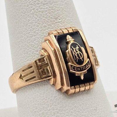 #805 • 10k Gold Class Ring, 5.41g
