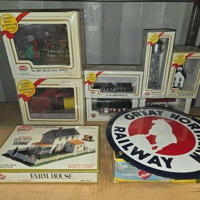 #5214 • Model Power N Scale Accessories & Great Northern Railway Sign
