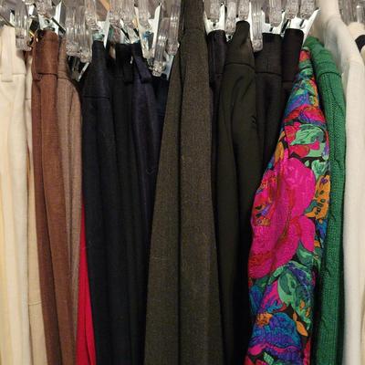 LARGE ASSORTMENT OF PETITE/SMALL WOMENS PANTS AND OTHER CLOTHING 