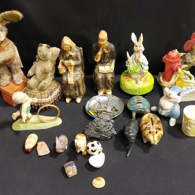 DECORATIVE ANiMALS INCLUDES DONALD DUCK 