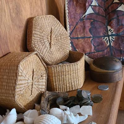 COLLECTION OF SHELLS, COINS, AND VINTAGE PAINTED WOVEN HANDBAG