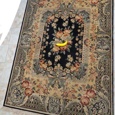 BEAUTIFUL DETAILED FLOOR RUG