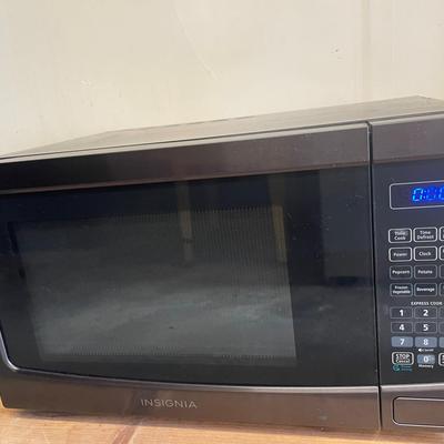 Insignia Countertop Microwave – Black, Clean & Works Great!