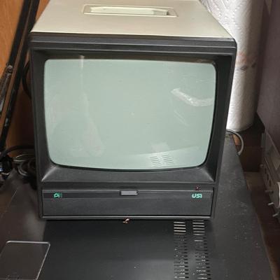 Vintage USI EV-9031 5-Inch Green Monochrome CRT Monitor – 1982 – Fully Functional
