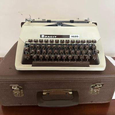Vintage Facit 1620 Typewriter with Original Case – Made in Sweden