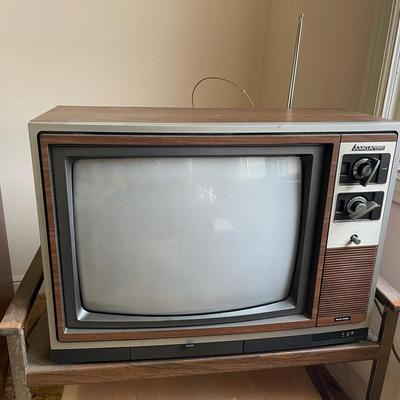 Vintage MGA Mitsubishi Electric Woodgrain 19" CRT TV (Model Blue Streak) – Retro Classic