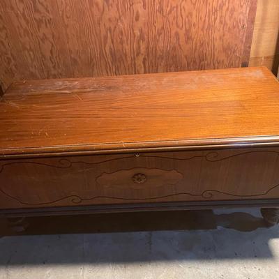 Vintage Cedar Hope Chest – Beautiful Woodwork, Great Storage