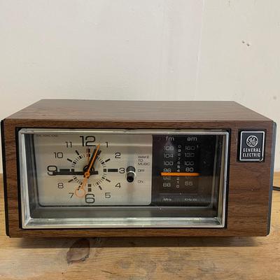 Vintage GE Model 7-4550D Walnut Grain AM/FM Clock Radio