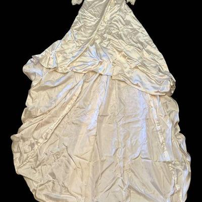 Immaculate 1970s Wedding Dress with Long Train, Lace Sleeves, and Vail