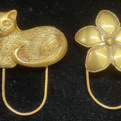 Lot 2 Vtg Gold Tone Cat & Flower Brooches
