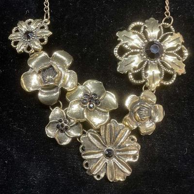 Vintage Gold Tone Flower Pendant Necklace
