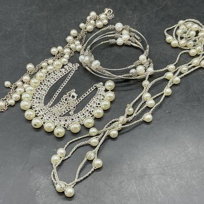 Lot 4 Pearlescent Necklaces & Bracelet
