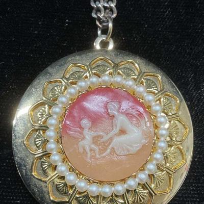 Vtg Gold Tone Faux Pearl Cameo Locket
