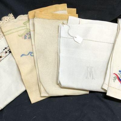 Lot 5 Vntg Assorted Table linens & Cloths
