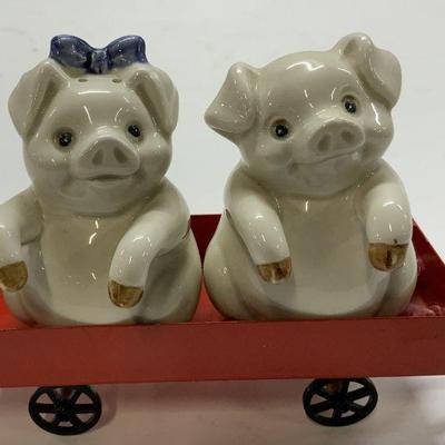 Vtg Porc S/P Shakers Pigs in Wagon 3pcs

