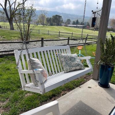 Swinging bench 