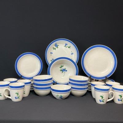 LL Bean Blueberry Dinner Set