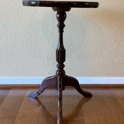 Small Pie Crust Table Stand