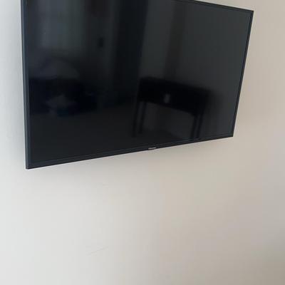 High Sense 41 Inch Flatscreen With Remote And Wall Mounting Hardware