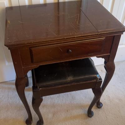 A Vintage Singer Sewing Machine (Model 401A) & Wooden Table