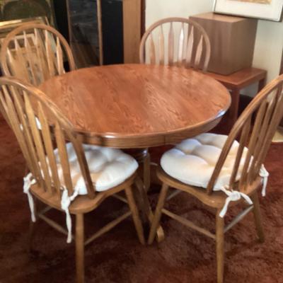 Vintage Round Oak Table With 4 Oak Chairs