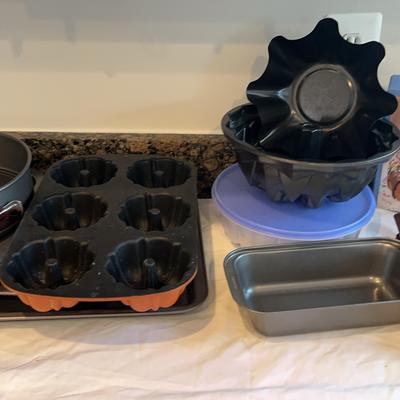Assortment of Metal Baking Pans & Cooking Molds
