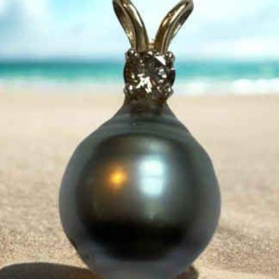 Pearl diamond & gold pendant