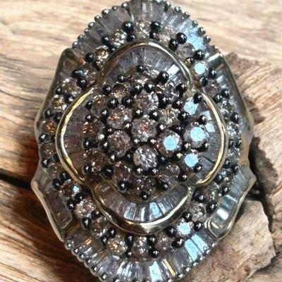 Dramatic cluster ring in gold diamonds
