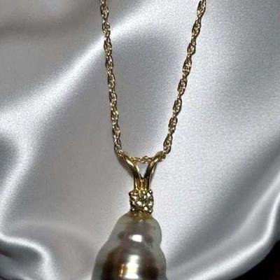 Tahitian pearl pendant necklace with diamond