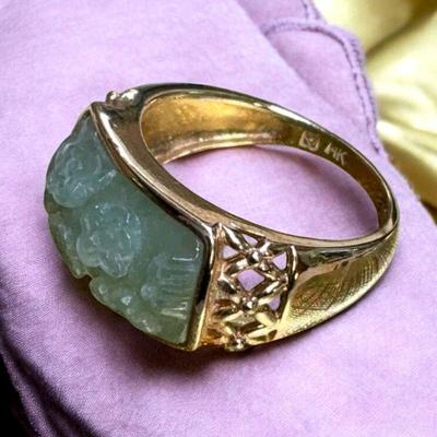 Floral carved jadeite ring set in 14k gold