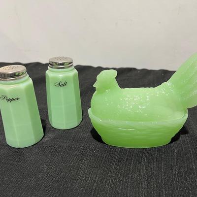 Vintage Jadite Hen Dish & S&P Shakers 