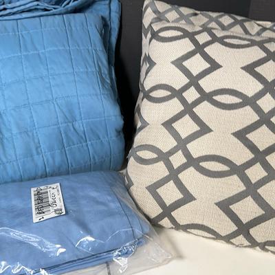 Queen Bed Cover With Sheets & Accents Pillows