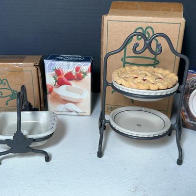 Longaberger Baking Dish & Pie Stand With Dishes