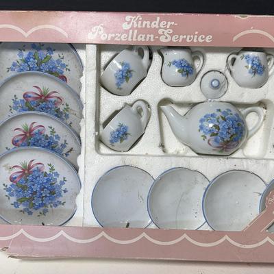 Reutter Forget Me Nots Kinder Tea Set