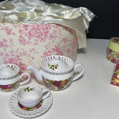 Royal Albert Old Country Rose Mini Tea & Trinket Box
