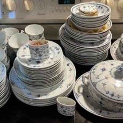Bing & Grondahl Traditional Blue & Faurnival Dinner Set