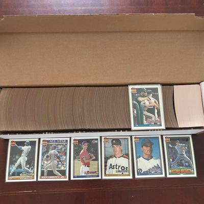 1991 Topps & Topps Traded Complete Sets. Chipper Jones, Ivan Rodriguez, Jeff Bagewell Rookies