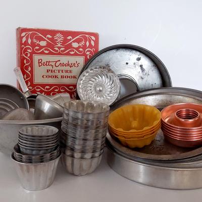 Vintage Kitchen Bakeware With JELLO Molds