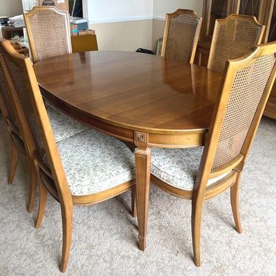 Thomasville Dining Table and Chairs (6)