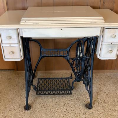 Vintage Singer Sewing Machine With Castiron Base