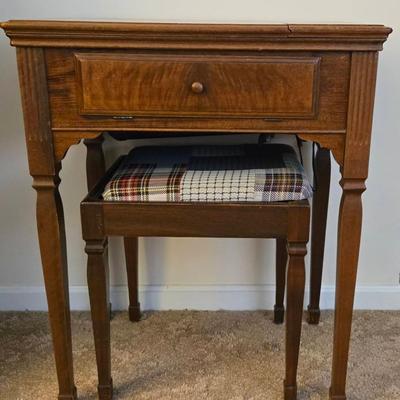 Vintage Singer Sewing Machine With Stool