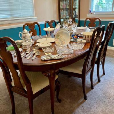 Pennsylvania House expandable dining room table w/2 leaves & pads, and 8 matching chairs