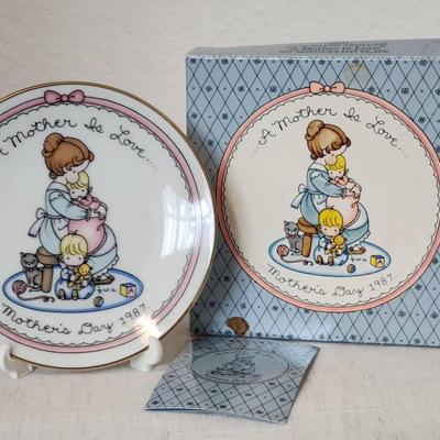 AVON - Collectible Plate 1987 A Mother Is Love...