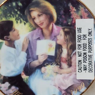 AVON Collectible Plate - "Pride And Joy" 1999 Mother's Day Plate