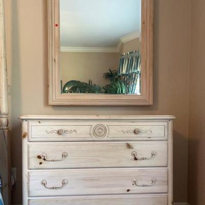 Dresser With Mirror