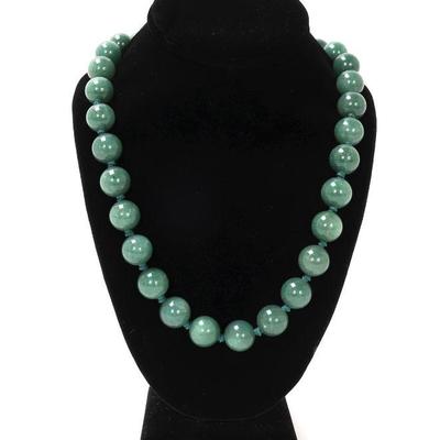 Lot 187 lovely chinese jade beaded necklace