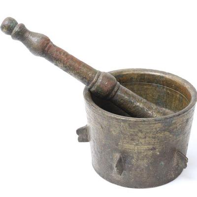 Lot 239 large islamic bronze mortar pestle, 16th c.