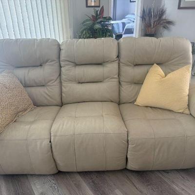 Like New 3 years old Best Home Furnishings Hudsons Furniture. New Retail $1700