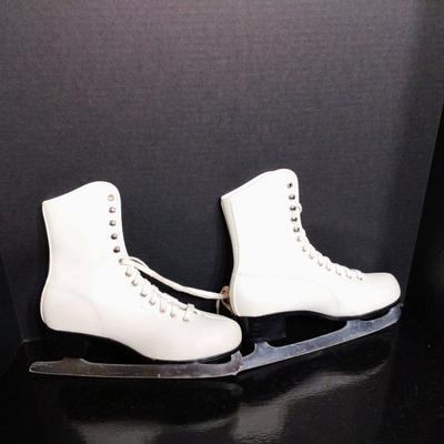 Sears White Women's Figure Skates – Size 8 – Classic Ice Skating Style