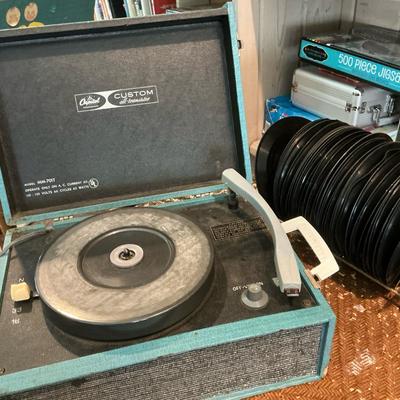 Capitol Phonograph With 45s